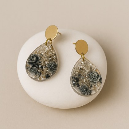 Σκουλαρίκια με λεπτομέρειες ημιπολύτιμων λίθων σε ασημί και μαύρο χρώμα