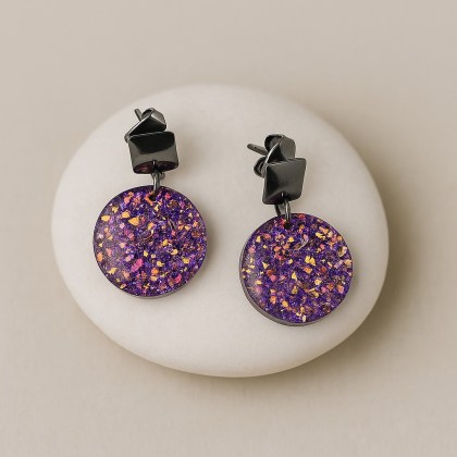 Σκουλαρίκια με ιριδίζουσα μωβ λάμψη