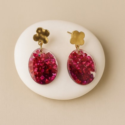 Σκουλαρίκια με λεπτομέρειες ημιπολύτιμων λίθων σε κόκκινο χρώμα