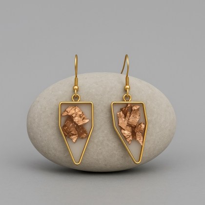 Πολύγωνα σκουλαρίκια με χρυσές λεπτομέρειες φύλλων χρυσού