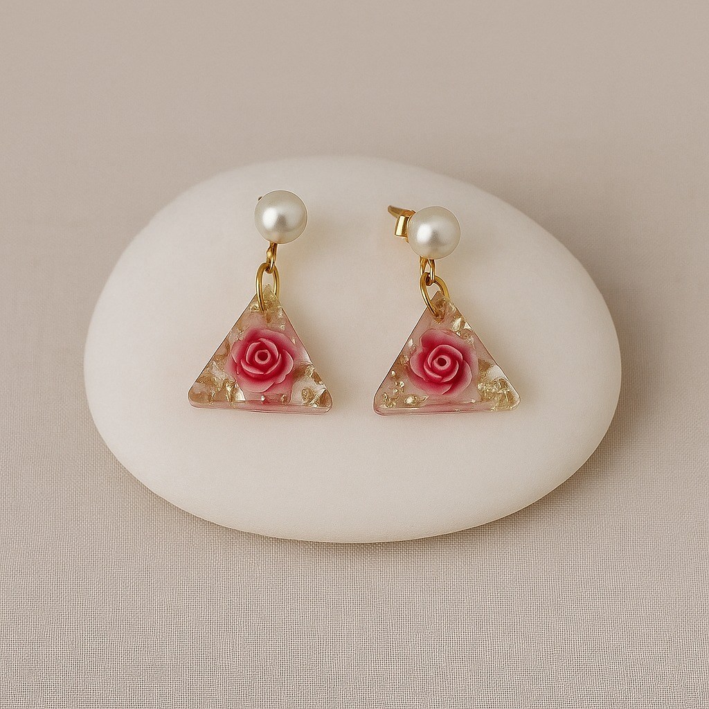 Σκουλαρίκια τριγωνικά με λεπτομέρειες χρυσών και ασημί ημιπολύτιμων λίθων με τρισδιάστατες λεπτομέρειες