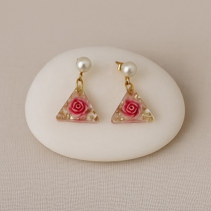 Σκουλαρίκια τριγωνικά με λεπτομέρειες χρυσών και ασημί ημιπολύτιμων λίθων με τρισδιάστατες λεπτομέρειες