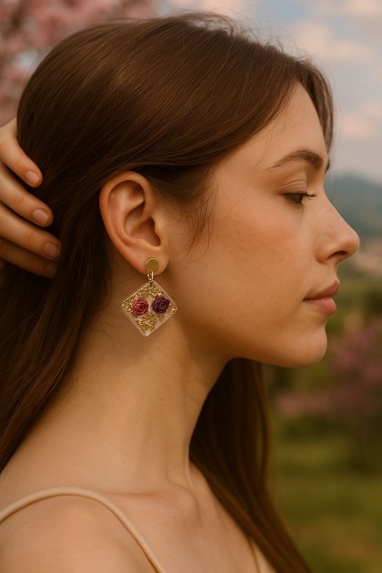 Γεωμετρικό σκουλαρίκι ρόμβος από ρητίνη με τριανταφυλλάκια &#38; ημιπολύτιμες πέτρες επιχρυσωμένο κούμπωμα φορεμένο