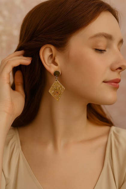 Ρομβοειδές σκουλαρίκι ρητίνης με τριανταφυλλάκια &#38; επιχρυσωμένο κούμπωμα φορεμένο