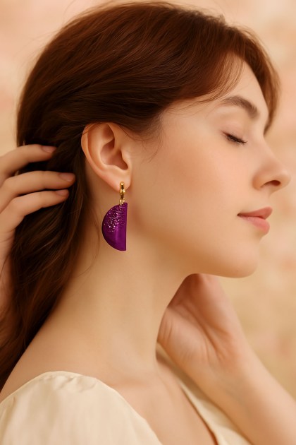 Σκουλαρίκι μισοφέγγαρο φούξια ρητίνης με γέμισμα ημιπολύτιμες πέτρες με κούμπωμα χρυσή χάντρα φορεμένο