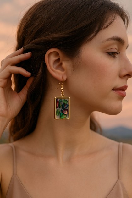 Σκουλαρίκι ορθογώνιο ρητίνης με γέμισμα ημιπολύτιμες πέτρες φορεμένο