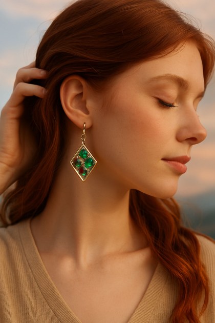 Σκουλαρίκι ρομβικό ρητίνης με γέμισμα ημιπολύτιμες πέτρες φορεμένο