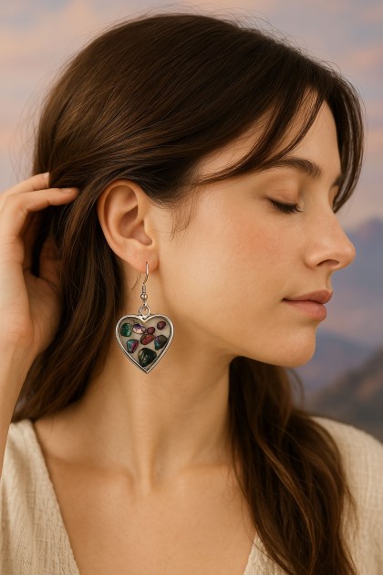 Σκουλαρίκι σε σχήμα καρδιάς ρητίνης με λεπτομέρειες ημιπολύτιμες πέτρες φορεμένο