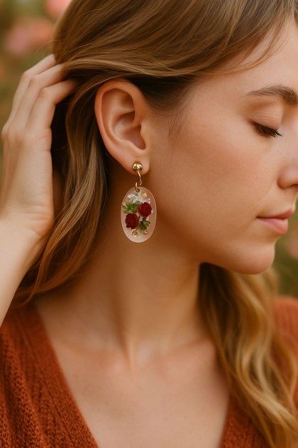 Σκουλαρίκια οβάλ ρομαντικά με λεπτομέρειες ημιπολύτιμων λίθων και λουλουδιού φορεμένα