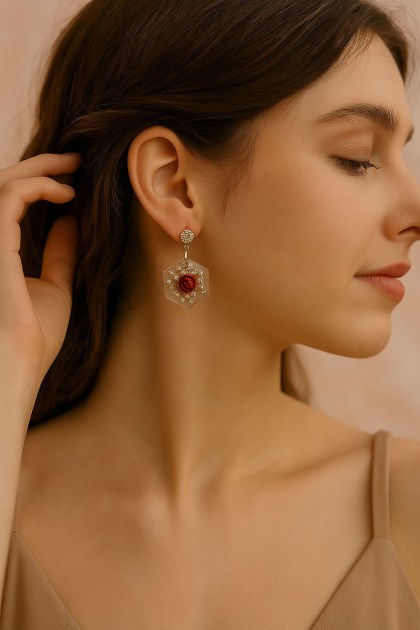 Σκουλαρίκια πολύγωνο από ρητίνη με ημιπολύτιμες πέτρες και κούμπωμα στρας φορεμένο