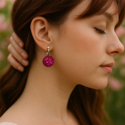 Στρογγυλό σκουλαρίκι φούξια ρητίνης με ημιπολύτιμες πέτρες &#38; 18Κ επιχρυσωμένο κούμπωμα φορεμένο