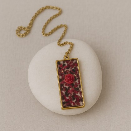 Κολιέ γεωμετρικό με ημιπολύτιμους λίθους και τρισδιάστατες λεπτομέρειες