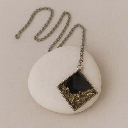 Κολιέ γεωμετρικό με ημιπολύτιμους λίθους ασημί και μαύρο χρώμα