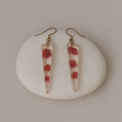 Σκουλαρίκια τρίγωνα με τρισδιάστατες λεπτομέρειες λουλουδιού