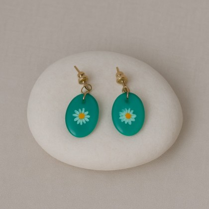 Οβάλ σκουλαρίκια σε πράσινο χρώμα με μαργαρίτα