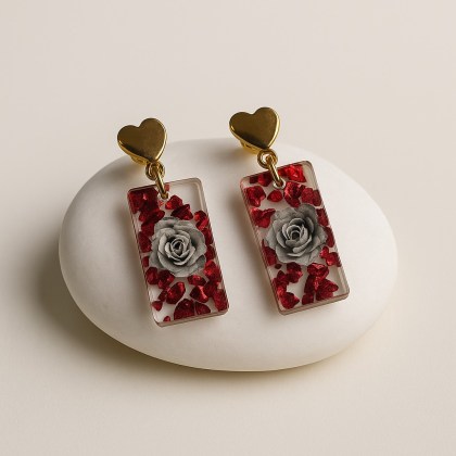 Σκουλαρίκια με κόκκινους ημιπολύτιμους λίθους και τρισδιάστατο ασπρόμαυρο τριανταφυλλάκι