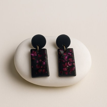 Σκουλαρίκια μαύρα με λεπτομέρειες μωβ ημιπολύτιμων λίθων 