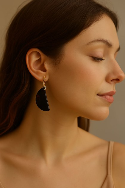 Χειροποίητα σκουλαρίκια ρητίνης σε σχήμα μισοφέγγαρου με χρυσό κούμπωμα  φορεμένο